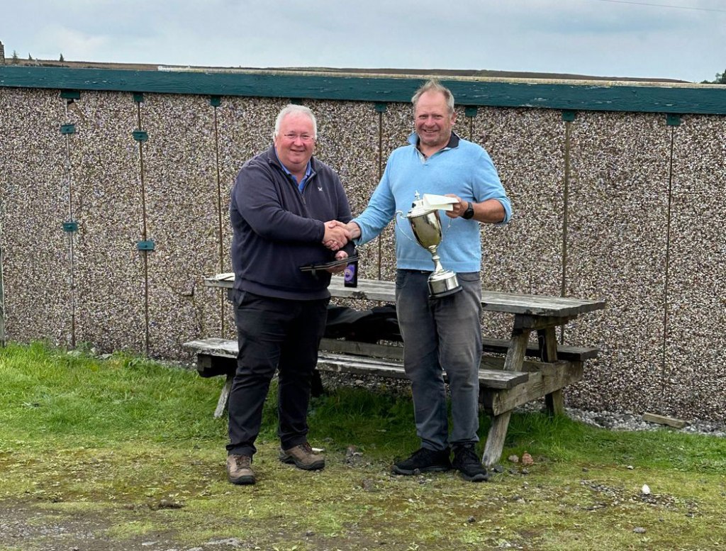 Craig Richard collecting his trophy